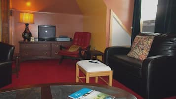 Laurel Mountain Suite | Living room | 32-inch flat-screen TV with satellite channels, TV, DVD player