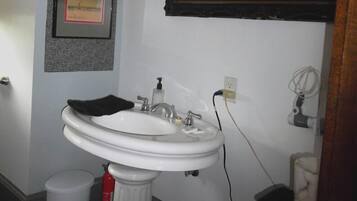 Laurel Mountain Suite | Bathroom | Shower, hydromassage showerhead, free toiletries, hair dryer