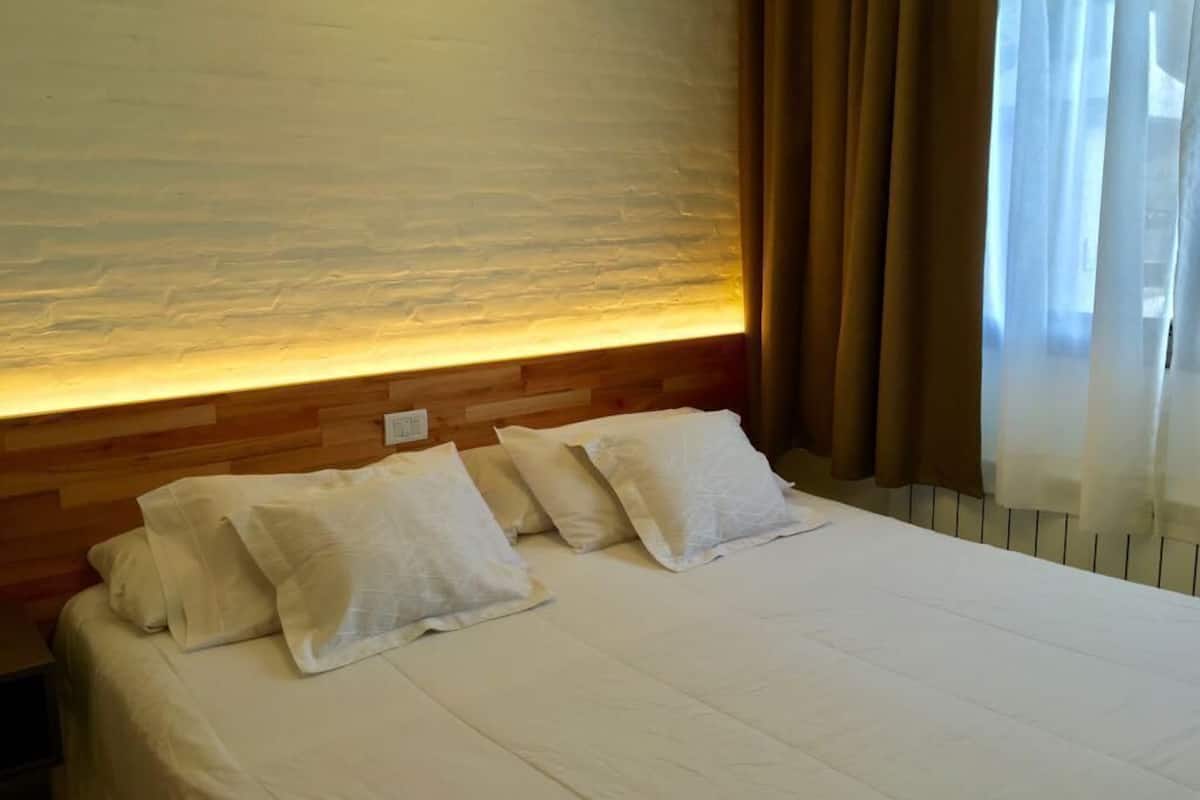 Premium bedding, in-room safe, blackout curtains, free WiFi