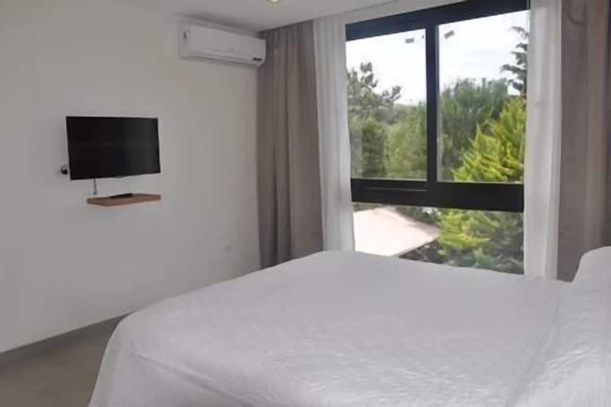 Premium bedding, in-room safe, blackout curtains, free WiFi