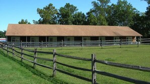 Property grounds - Hillside Motel (Centreville)