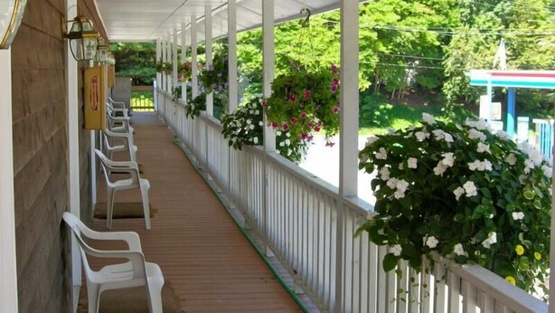 Porch - Hillside Motel (Centreville)