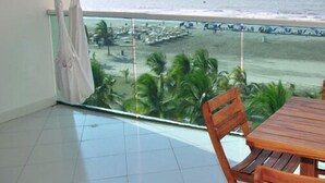 A balcony with a view of the beach and ocean. - Apartamentos Morros 427 Cartagena (Cartagena)