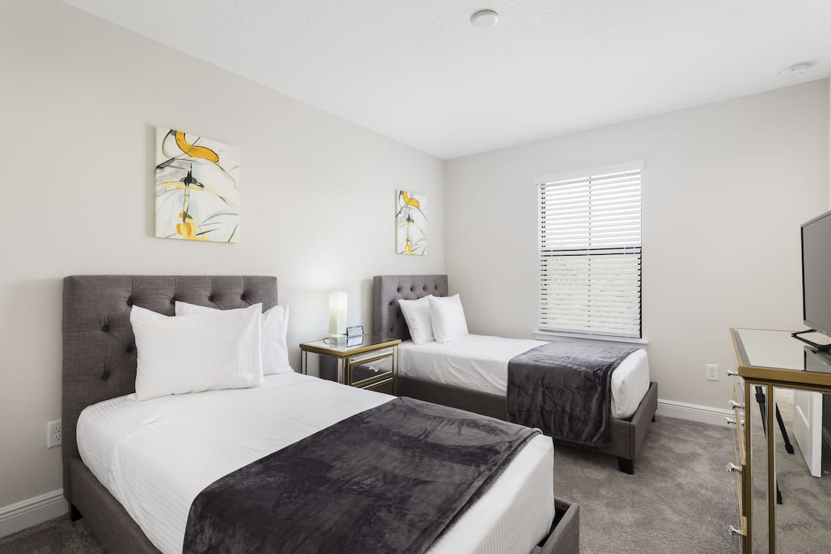 Premium bedding, in-room safe, iron/ironing board, free WiFi