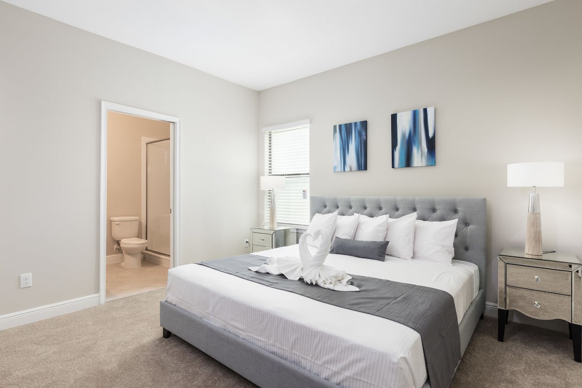 Premium bedding, in-room safe, iron/ironing board, WiFi (free)