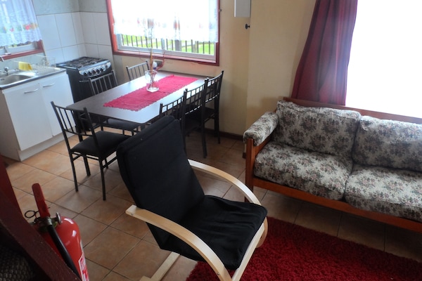 Cabana estàndard | Sala d'estar | Televisor de pantalla plana de 32 polzades amb canals per cable