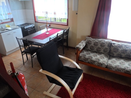 Standard-mökki | Oleskelualue | 32âtuumainen taulutelevisio, jossa kaapelikanavat