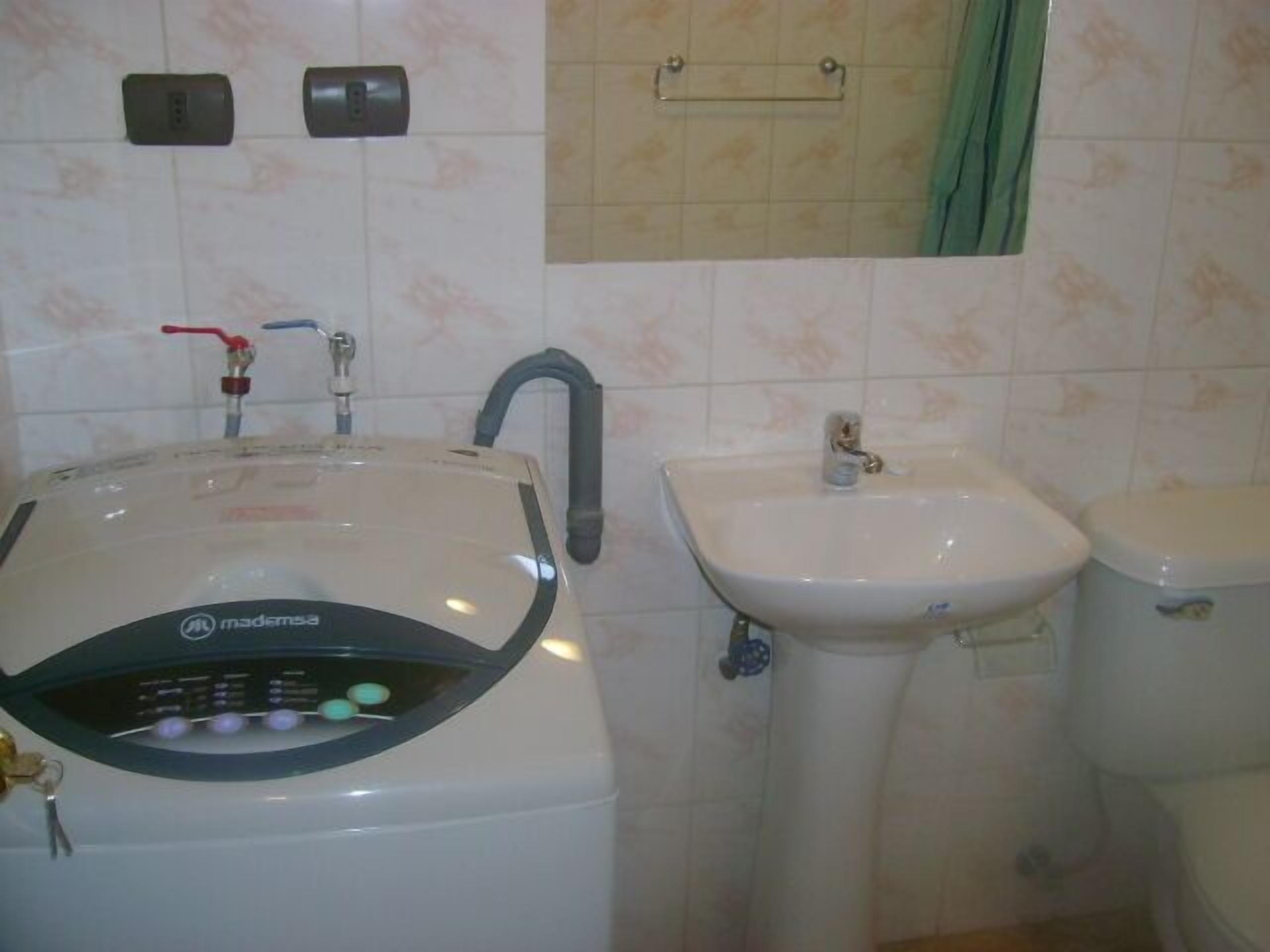 Standard Cabin | Bathroom | Shower, rainfall showerhead, hair dryer, towels