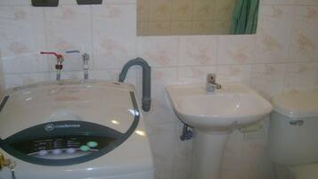 Standard Cabin | Bathroom | Shower, rainfall showerhead, hair dryer, towels