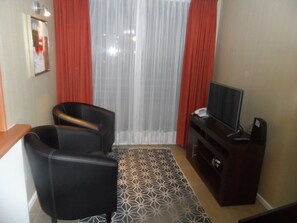 Appartement Standard, 3 chambres | Coin séjour | Télévision à écran plat de 32 pouces avec chaînes par câble, télévision