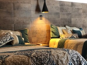 Quarto luxo, 2 camas de casal, acesso ao Club Lounge, no piso térreo | Roupas de cama premium, escrivaninha, cortinas blackout