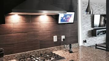 Villa Deluxe, 2 habitaciones, cocina, vista al jardín | Cocina privada | Cafetera y tetera