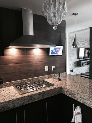 Vila luxo, 2 quartos, cozinha, vista para o jardim | Cozinha privada | Cafeteira/chaleira