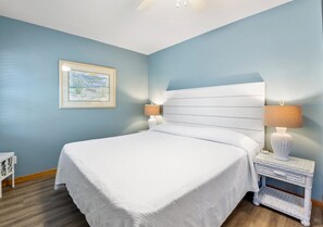 Standaard appartement, 2 slaapkamers | Een strijkplank/strijkijzer, wifi, beddengoed