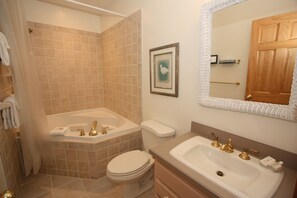 Een bad/douchecombinatie, een diep bad, gratis toiletartikelen