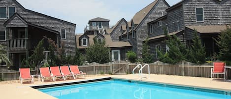 Kolam renang outdoor musiman