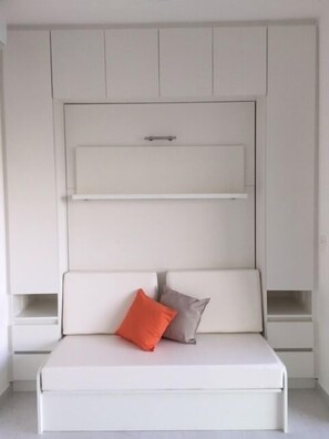 Studio, 1 Double Bed, Refrigerator & Microwave