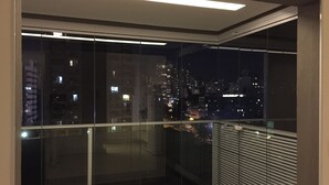 A night view from a balcony with a cityscape in the background. - VN Turiassu Studio 805 (São Paulo)
