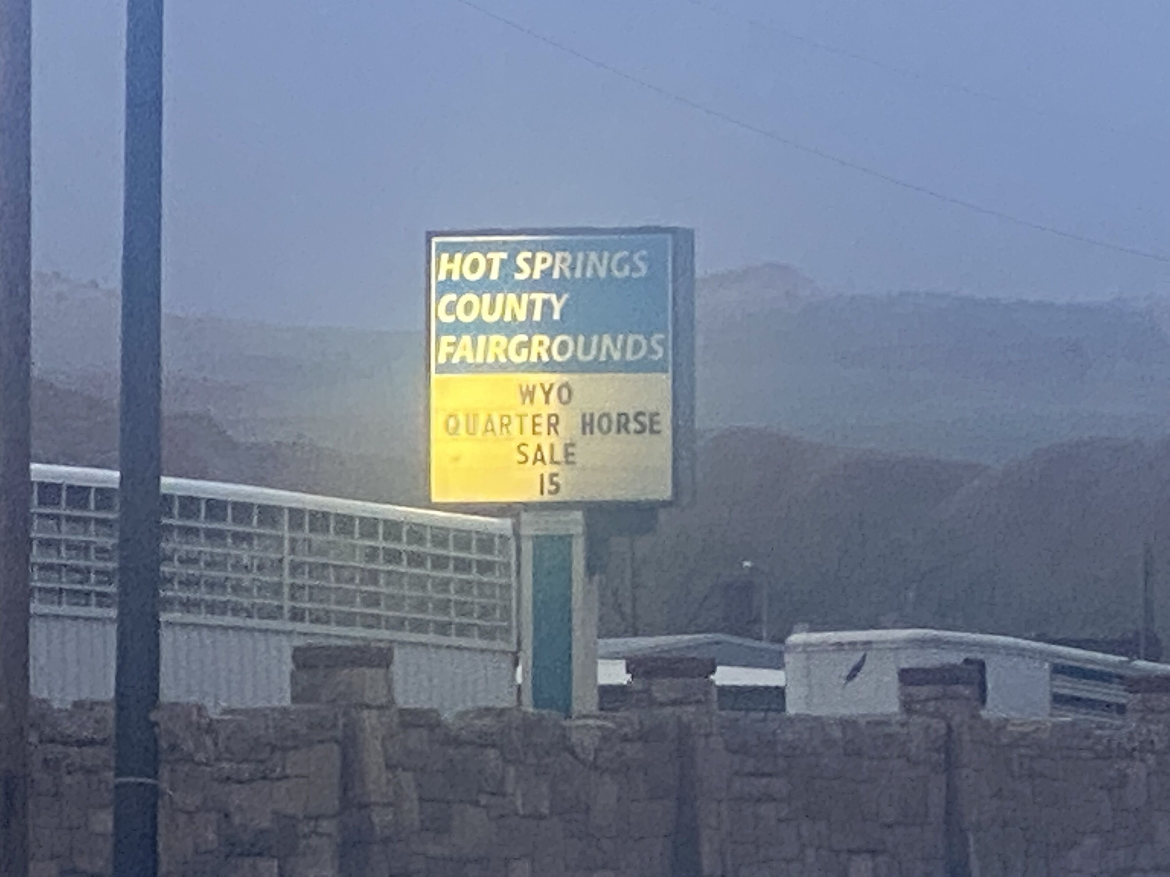 Naamplaatje voor een verkoping van quarter horses in Hot Springs County Fairgrounds.