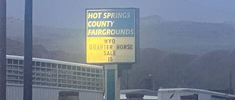 Naamplaatje voor een verkoping van quarter horses in Hot Springs County Fairgrounds.