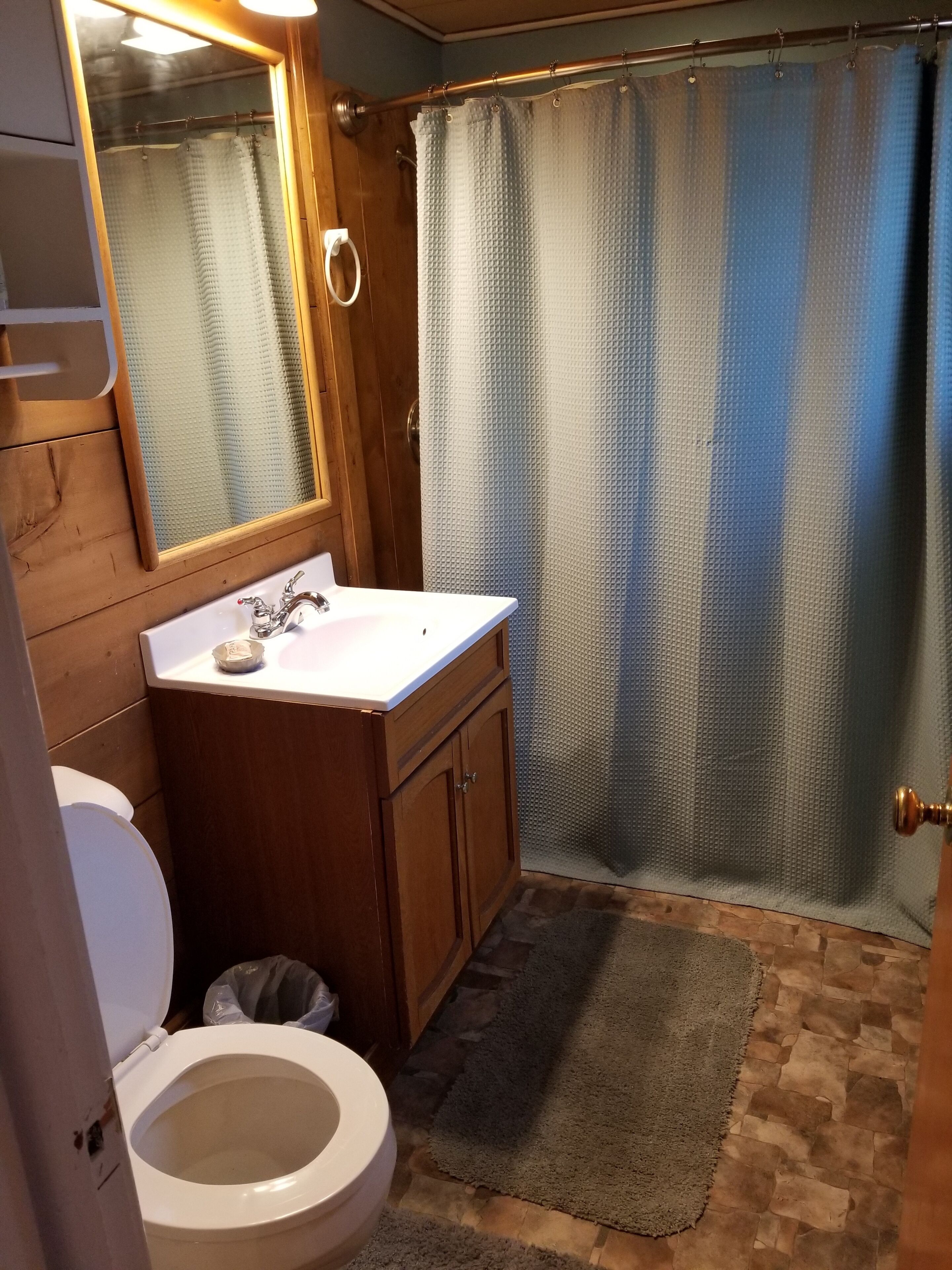 Bañera con ducha, artículos de tocador gratuitos