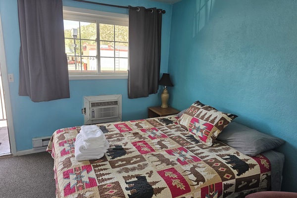 Economy-værelse med 2 enkeltsenge - 1 queensize-seng | Gratis Wi-Fi