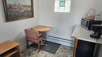 Economy Twin Room, 1 Queen Bed
