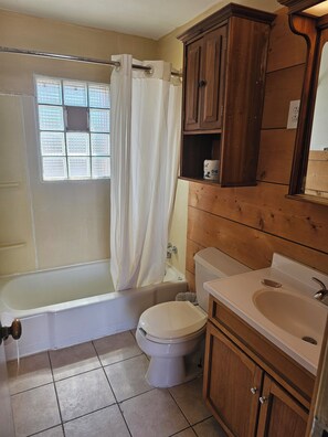 Standard Double Room, 2 Queen Beds | Bathroom