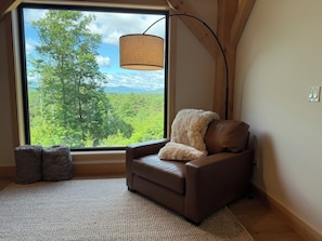 Una Smart TV, una chimenea, Netflix, un reproductor de DVD