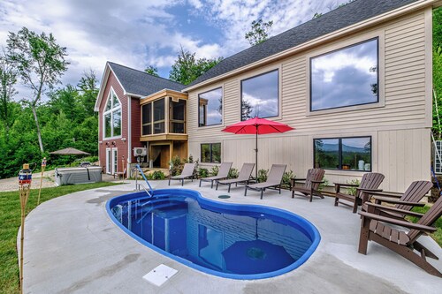 NEW - Sleeps 16, Views, Pool, Hot Tub, Theater