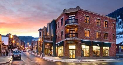 Ski / in / out kulmayksikkö Historic Main. Sijainti, sijainti! Näkymät!