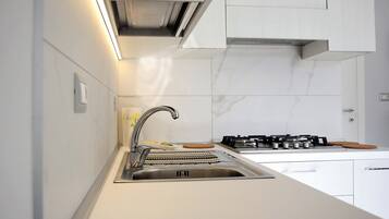 Frigorifero, microonde, forno, piano cottura