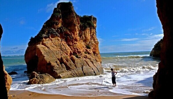 Chaises longues, serviettes de plage