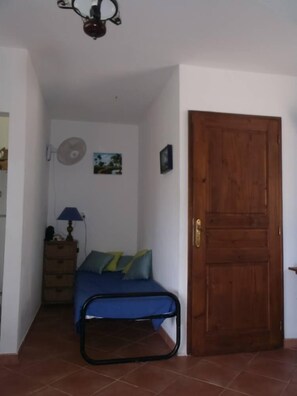 2 chambres, bureau, fer et planche à repasser, lit parapluie