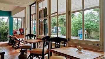 Breakfast, lunch, dinner served; Thai cuisine