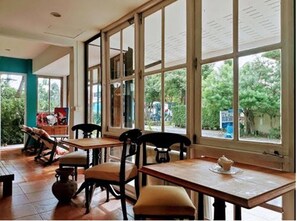 Frokost, lunsj og middag serveres, thailandske retter 