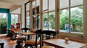 Se sirven desayunos, almuerzos y cenas; cocina tailandesa