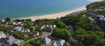 Fantastisk beliggenhet ved sjøen, fantastiske private hager og fantastisk havutsikt