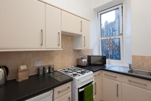 Fridge, microwave, oven, stovetop - Genuine 2 Bedroom City Centre Apartment (Edinburgh)