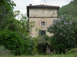 Exterior - House on three floors in a medieval court in Verona (Verona)