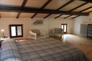 2 bedrooms, free WiFi, bed sheets - House on three floors in a medieval court in Verona (Verona)