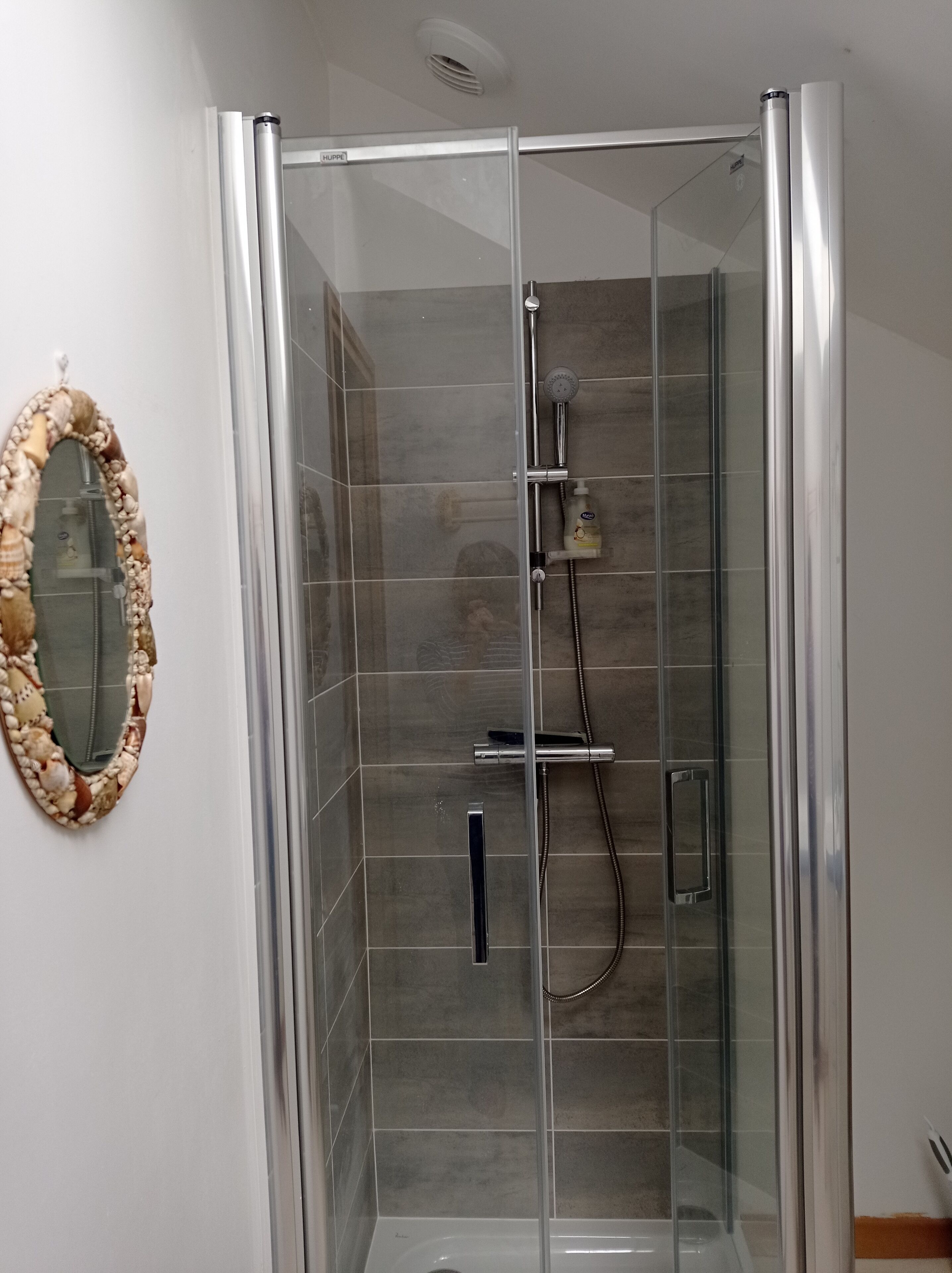 Een haardroger, zeep, shampoo, toiletpapier