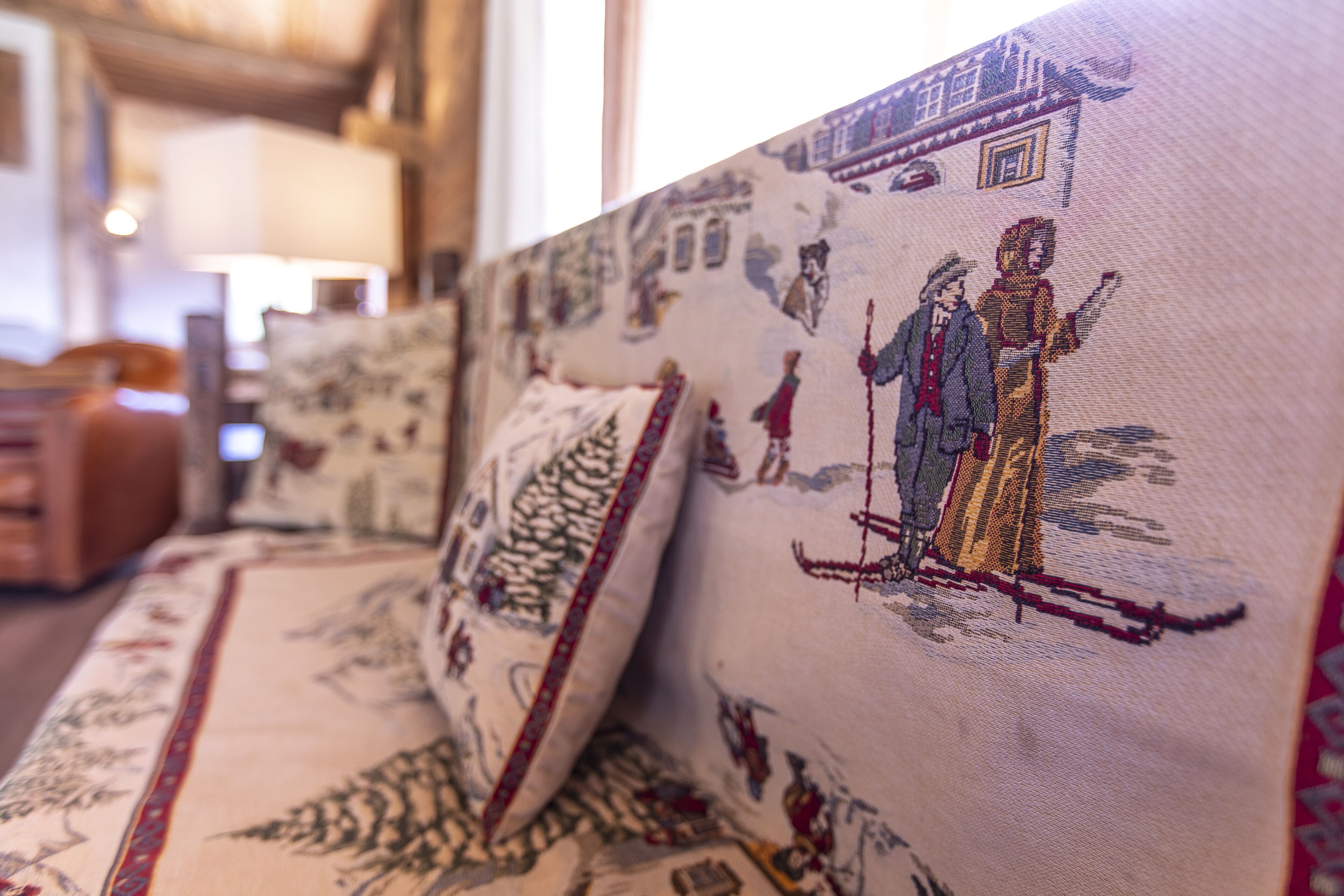 Ein Sofa mit aufgestickten traditionellen Mustern.