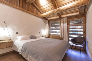 5 soverom, skrivebord, strykejern/-brett og reiseseng for barn