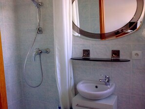 Douche, sèche-cheveux, papier toilette