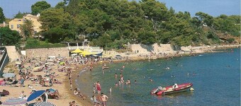 Air conditioned studio close to free parking, shopings and beaches