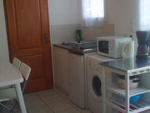 Frigorífico, microondas, placa de cocina y cafetera o tetera