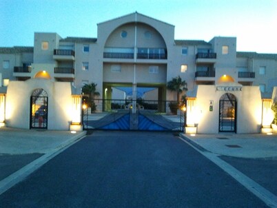 QUIET, HIGH STANDING, LARGE TERRACE AND SWIMMING POOL NEAR THE BEACH