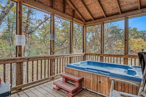 Whispering Hills - Private Couples Retreat | Pet-Friendly | Hot Tub | Wifi | Fire Pit