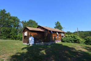 Exterior - Whispering Hills - Private Couples Retreat | Pet-Friendly | Hot Tub | Wifi | Fire Pit (Berkeley Springs)